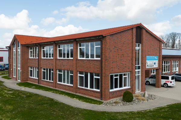 Sager und Mack Firmengebäude Backstein Architektur bei Sonnenschein