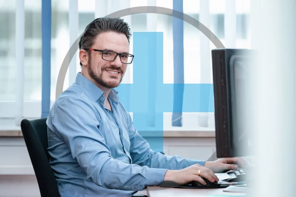 Sager und Mack Personen Freude am Arbeitsplatz Mann blaues Hemd mit Plus